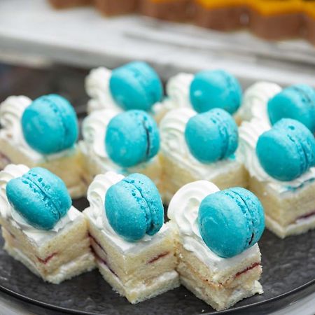 Radisson Blu Hotel, Jeddah Corniche Esterno foto Macarons on top of a cake