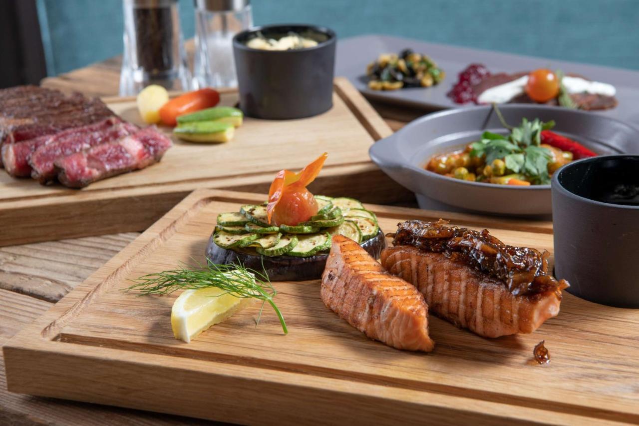 Radisson Blu Hotel, Jeddah Corniche Esterno foto Salmon steak