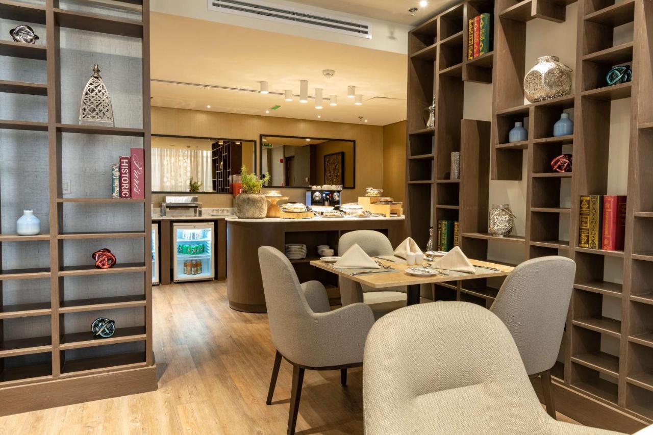 Radisson Blu Hotel, Jeddah Corniche Esterno foto The Library