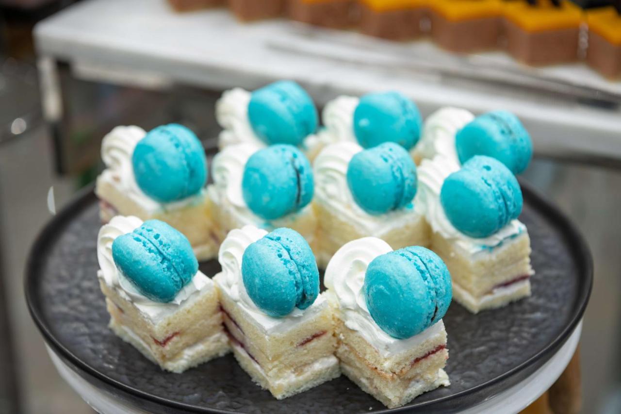 Radisson Blu Hotel, Jeddah Corniche Esterno foto Macarons on top of a cake