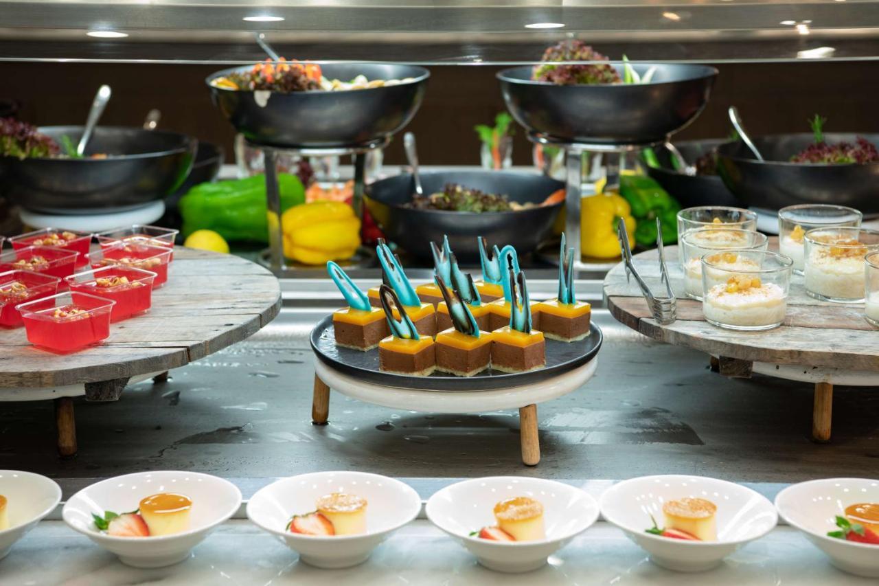 Radisson Blu Hotel, Jeddah Corniche Esterno foto A buffet