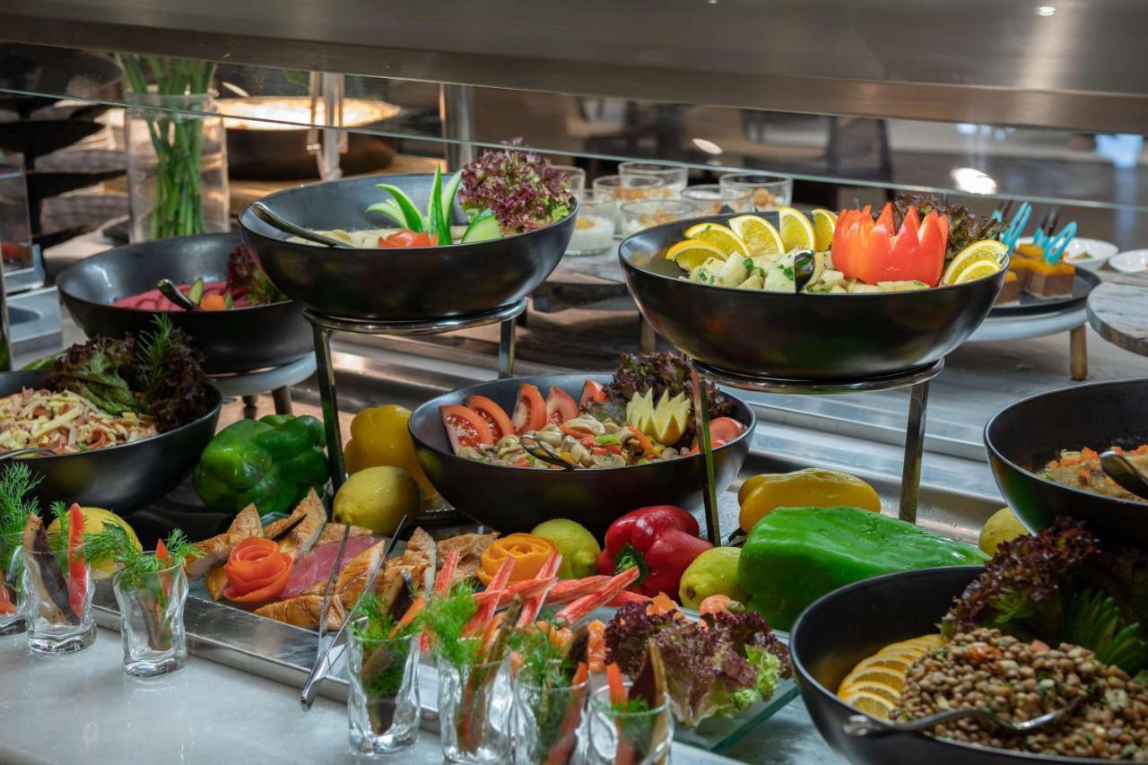 Radisson Blu Hotel, Jeddah Corniche Esterno foto A salad bar