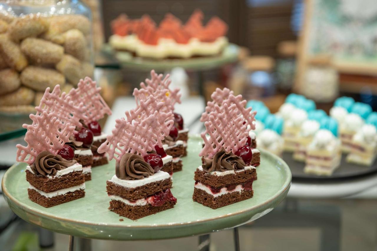 Radisson Blu Hotel, Jeddah Corniche Esterno foto Chocolate cakes