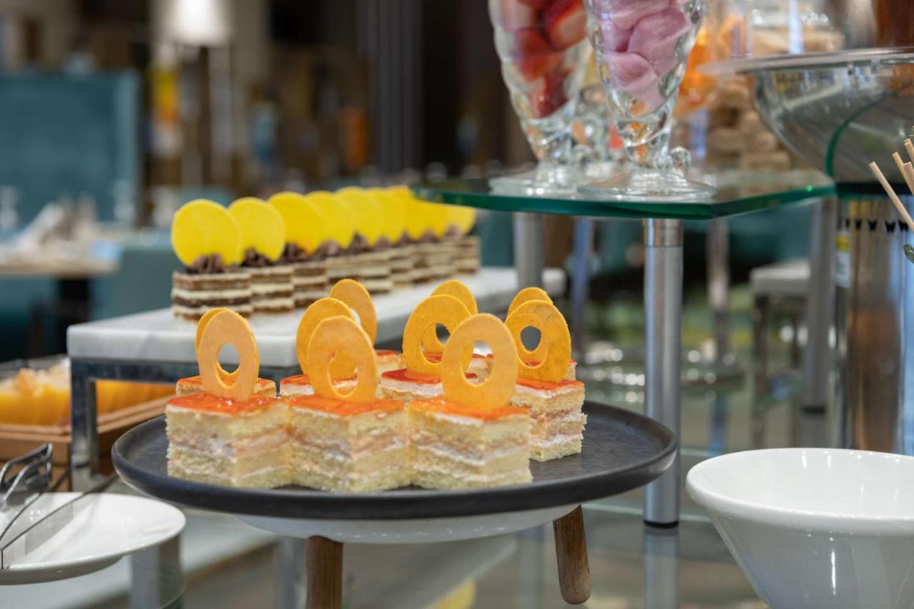 Radisson Blu Hotel, Jeddah Corniche Esterno foto A dessert buffet