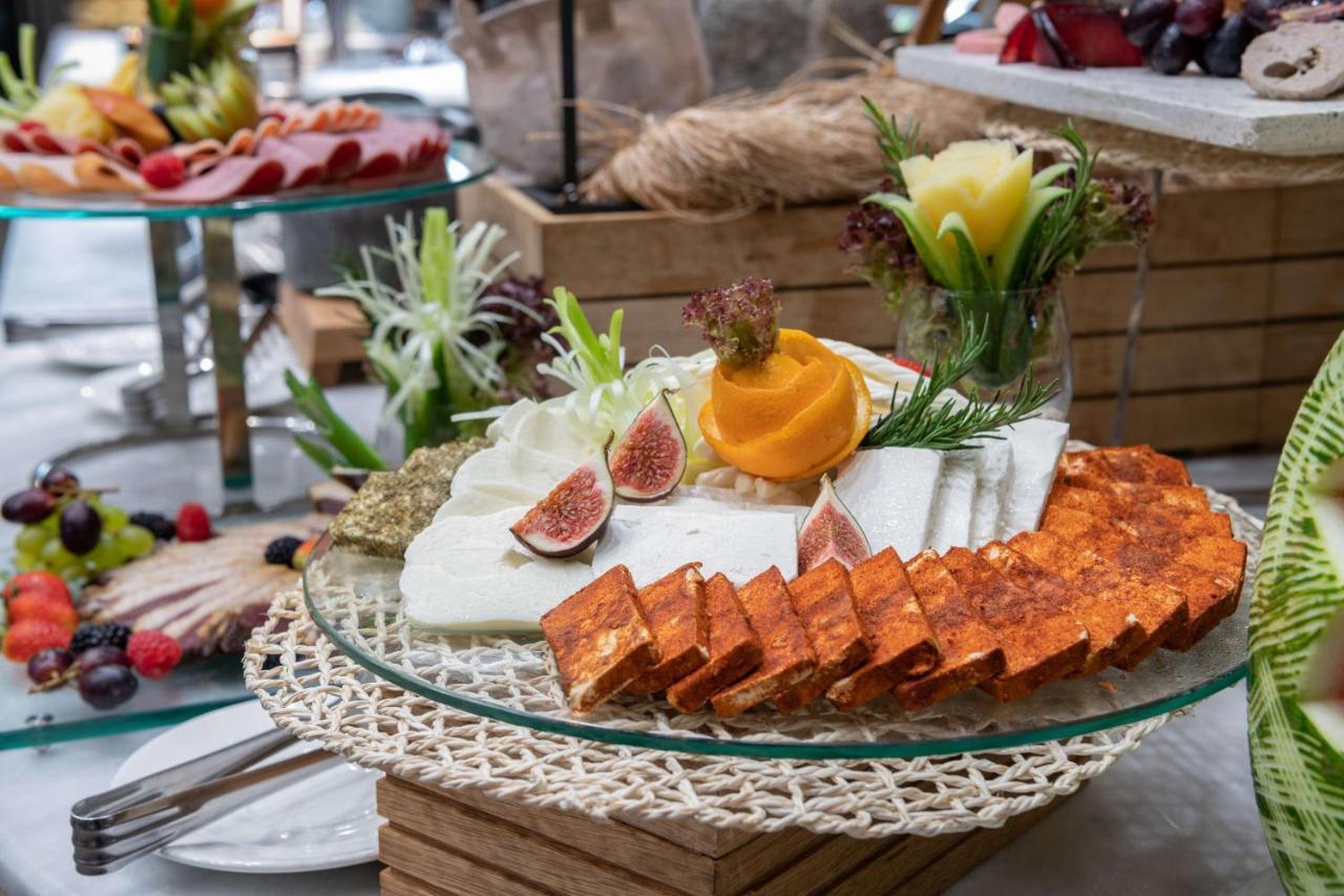 Radisson Blu Hotel, Jeddah Corniche Esterno foto A cheese platter