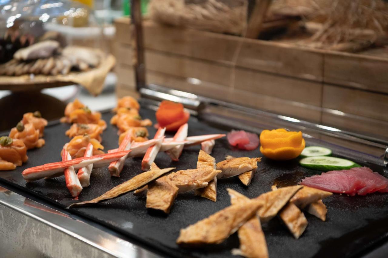 Radisson Blu Hotel, Jeddah Corniche Esterno foto Seafood at a buffet