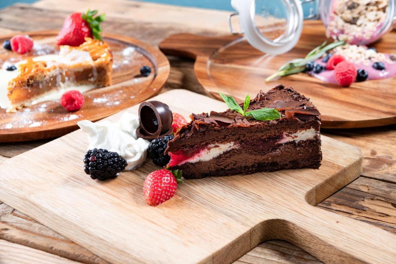 Radisson Blu Hotel, Jeddah Corniche Esterno foto A chocolate cake