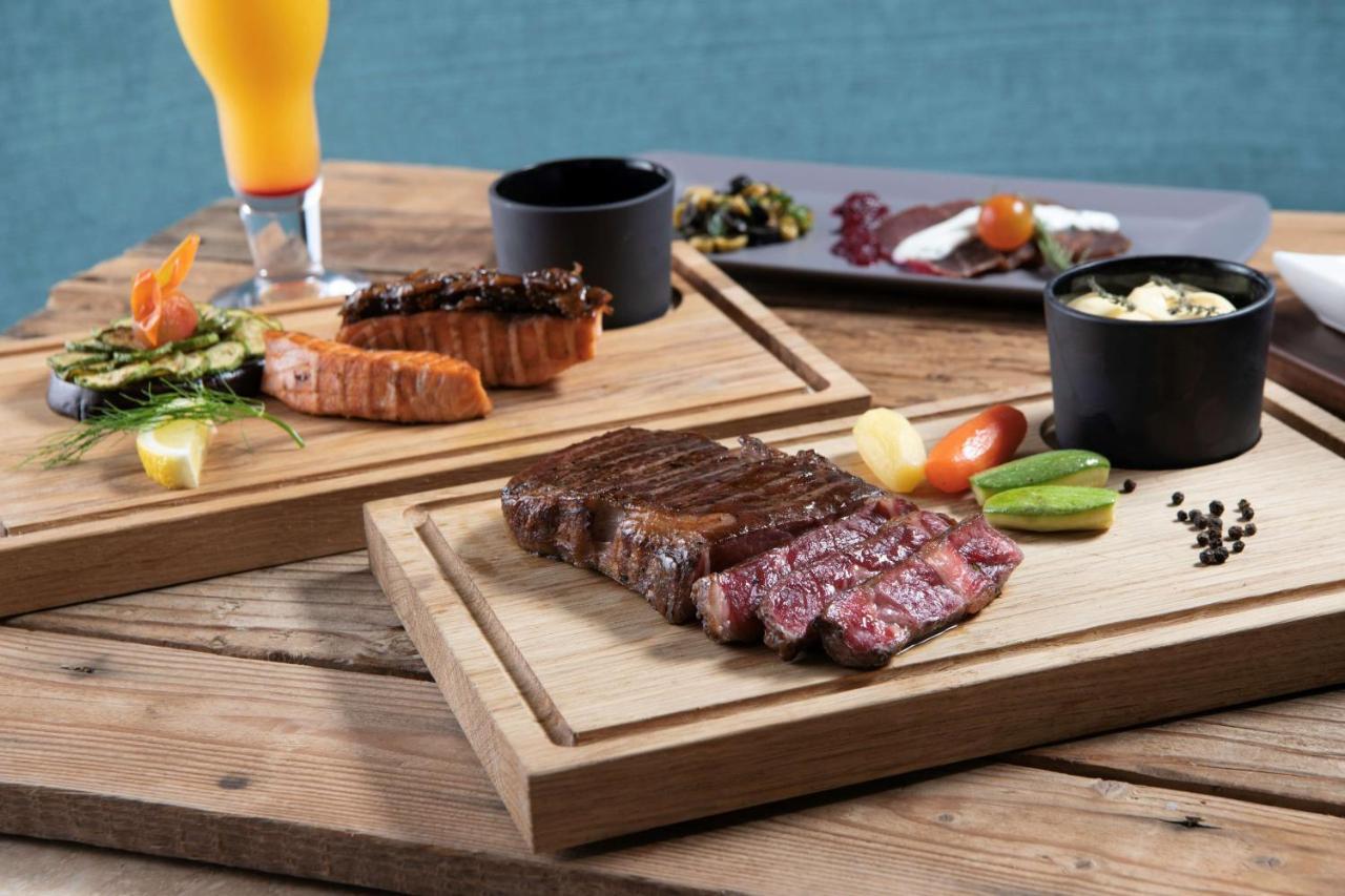 Radisson Blu Hotel, Jeddah Corniche Esterno foto A steak prepared with the dry-aging method