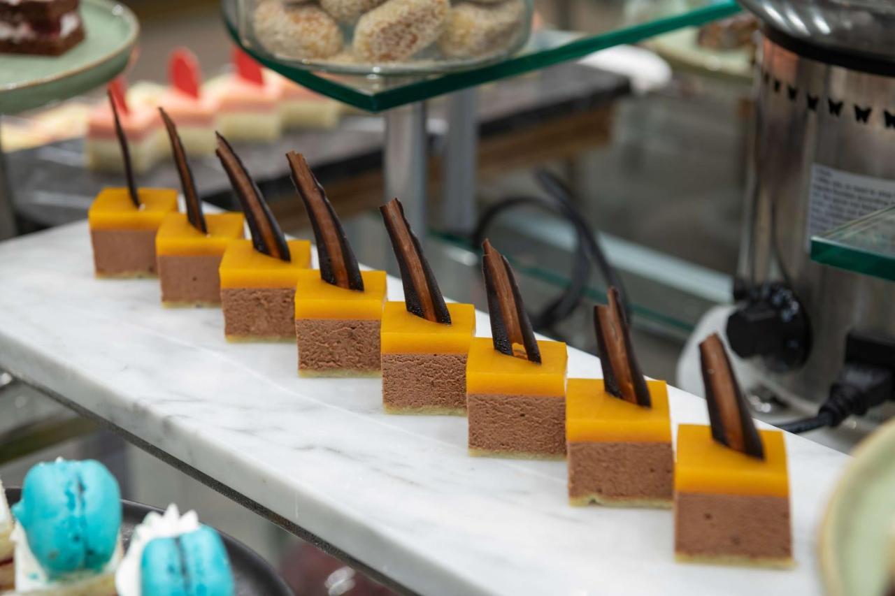 Radisson Blu Hotel, Jeddah Corniche Esterno foto A row of petit fours