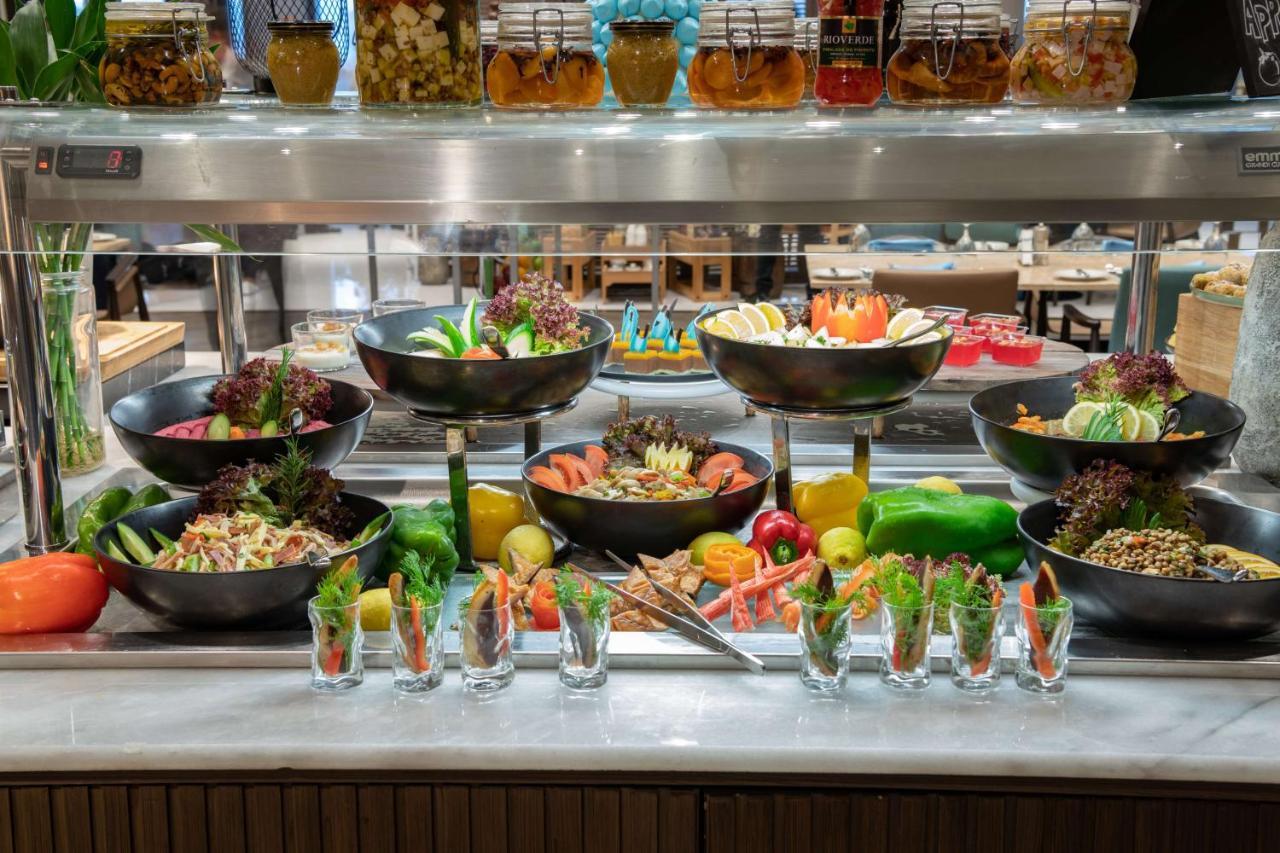 Radisson Blu Hotel, Jeddah Corniche Esterno foto A salad bar