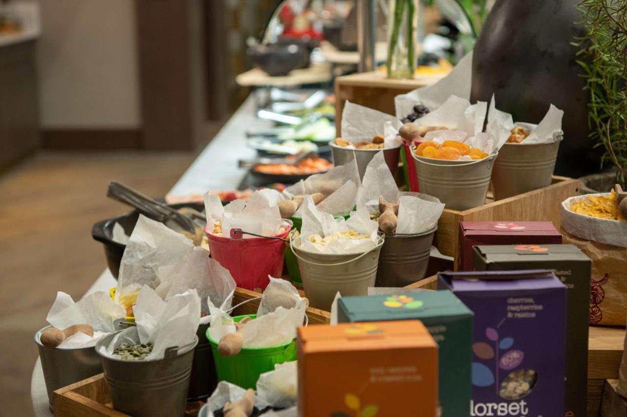 Radisson Blu Hotel, Jeddah Corniche Esterno foto A selection of teas at a buffet