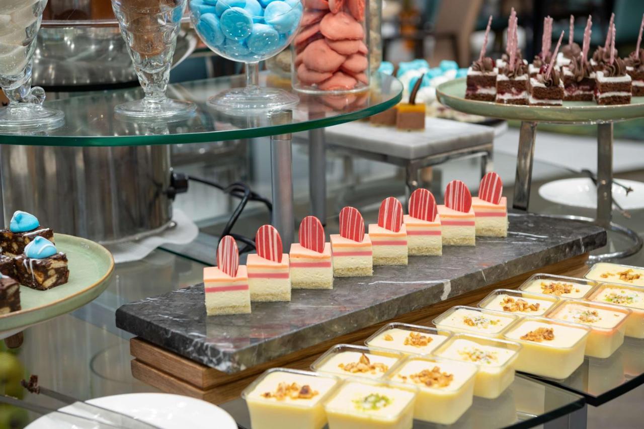 Radisson Blu Hotel, Jeddah Corniche Esterno foto A selection of petit fours