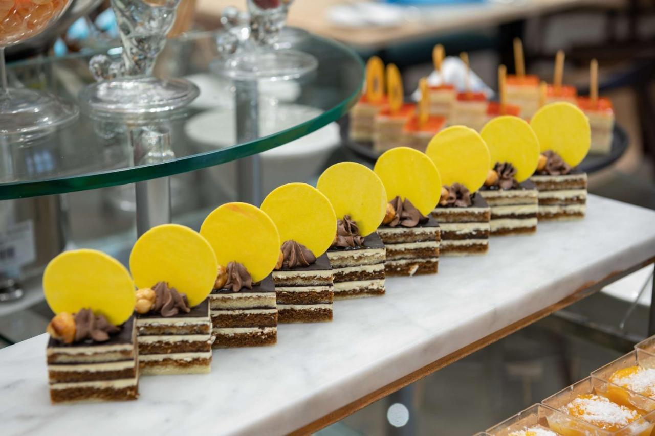 Radisson Blu Hotel, Jeddah Corniche Esterno foto A row of dobos torte