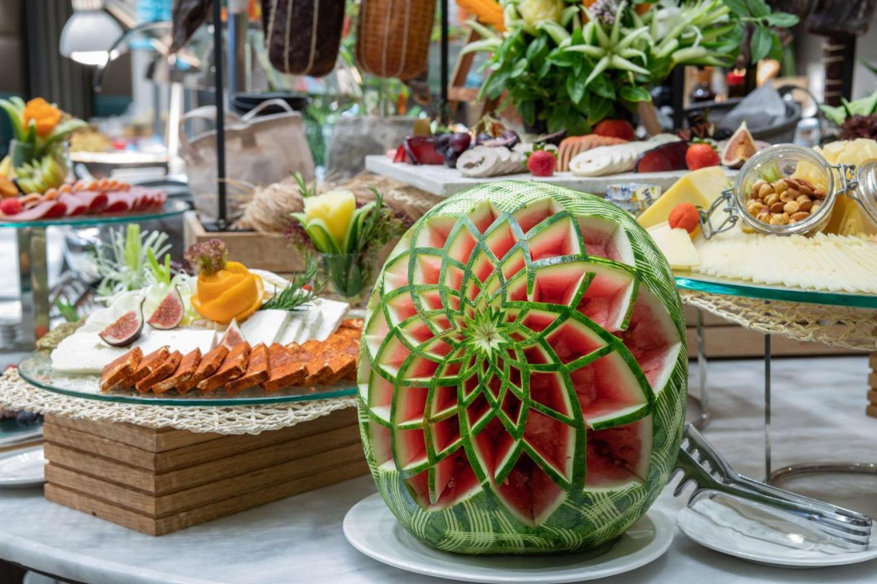 Radisson Blu Hotel, Jeddah Corniche Esterno foto A watermelon carving