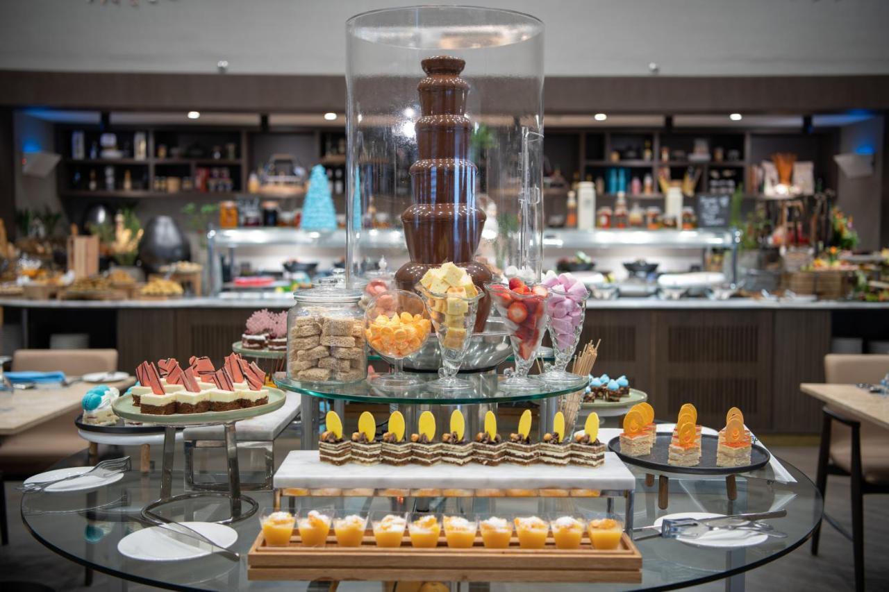 Radisson Blu Hotel, Jeddah Corniche Esterno foto A chocolate fountain