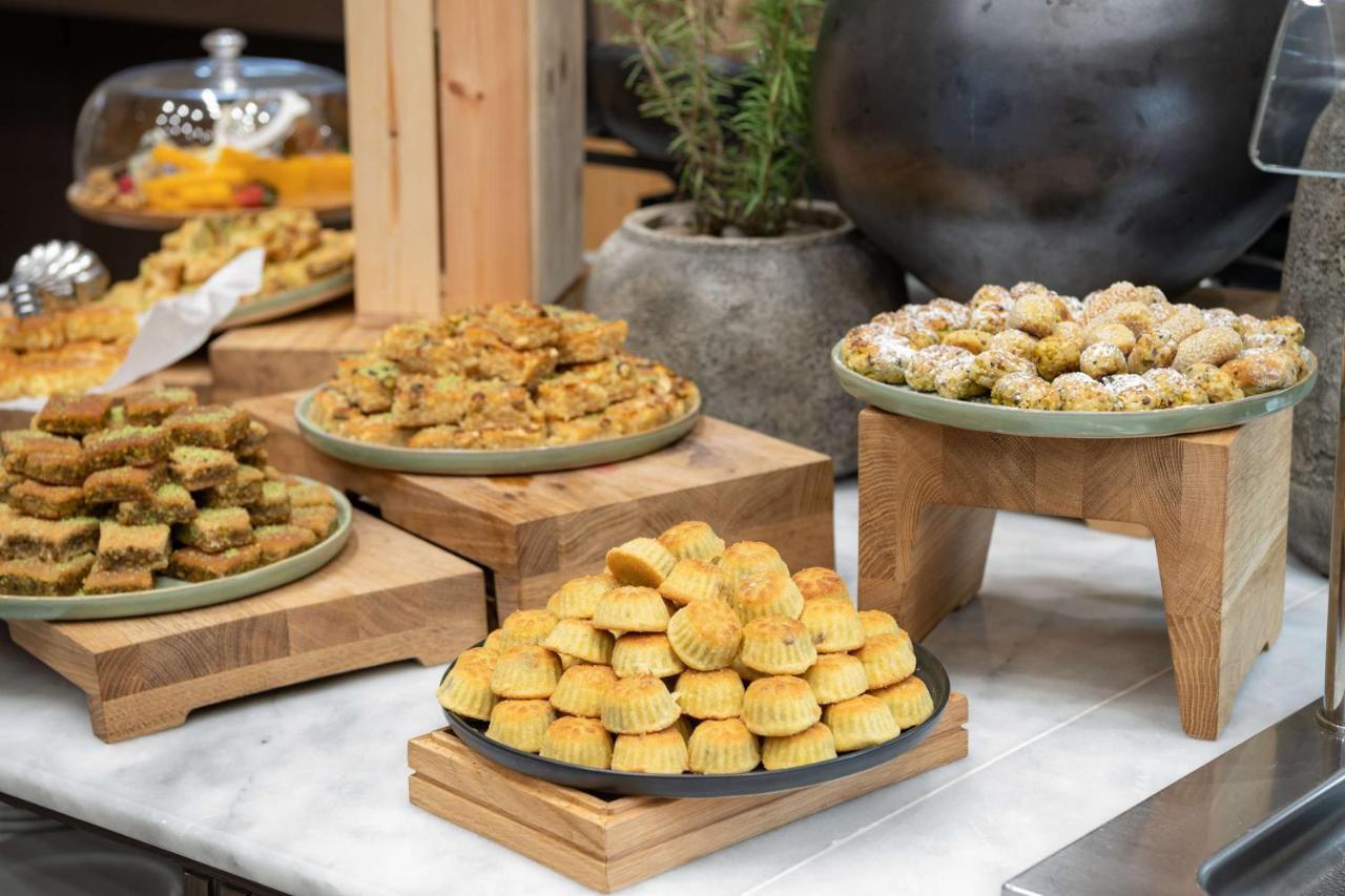 Radisson Blu Hotel, Jeddah Corniche Esterno foto A selection of traditional Greek sweets