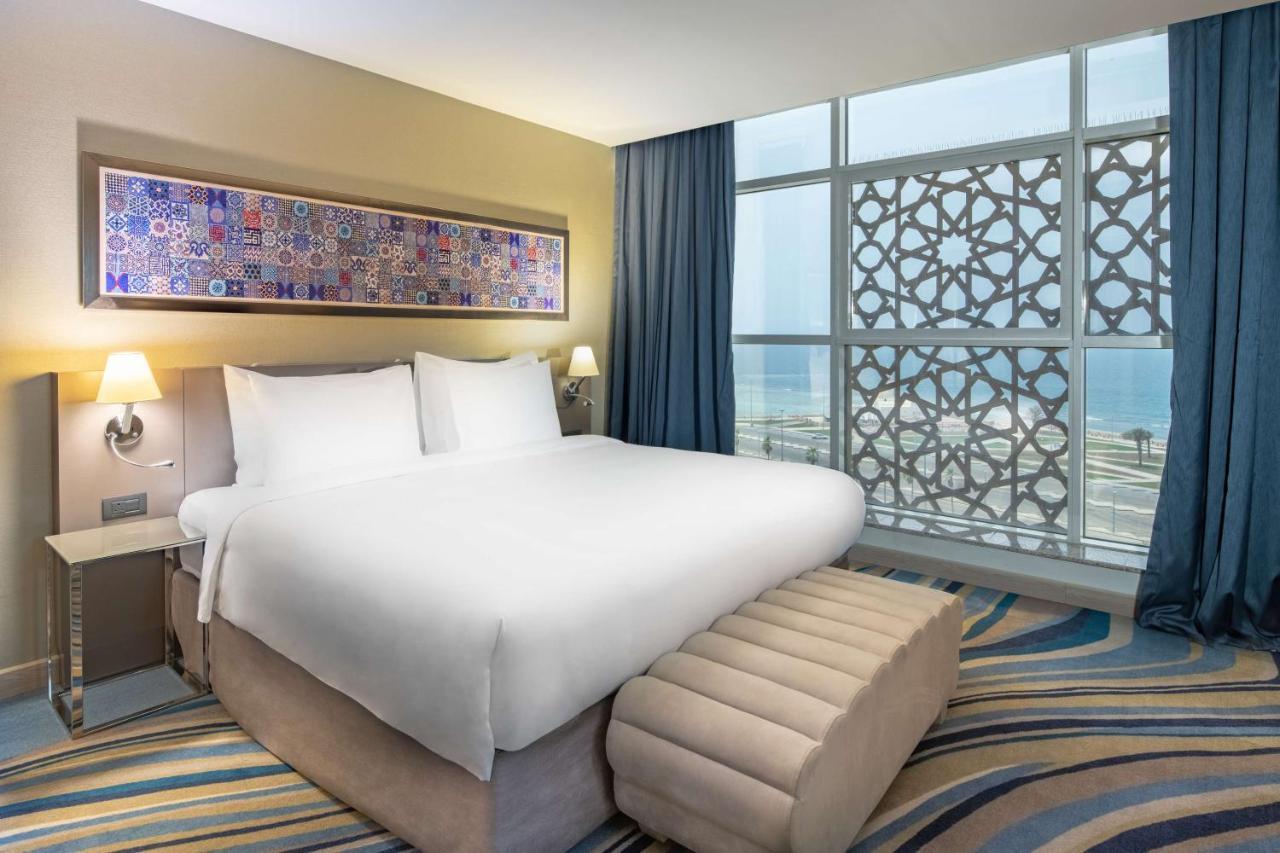 Radisson Blu Hotel, Jeddah Corniche Esterno foto A bedroom at the hotel